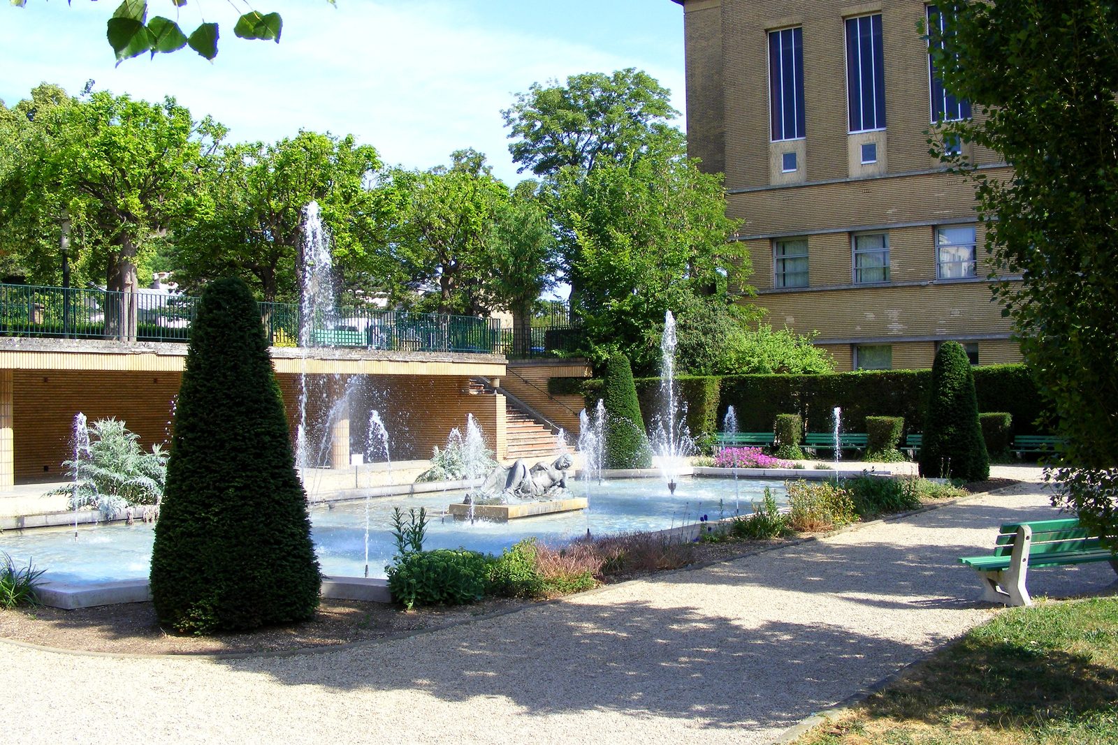 La mairie de Cachan et son jardin