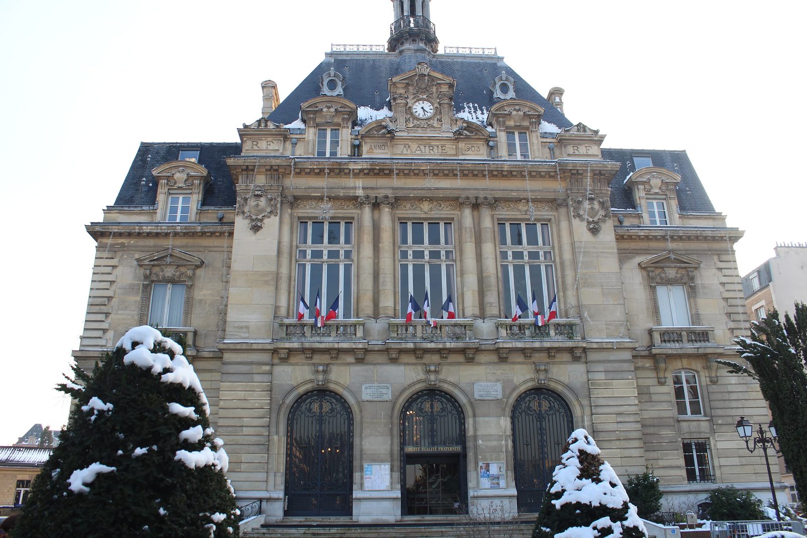 L'hôtel de ville du Kremlin-Bicêtre sous la neige