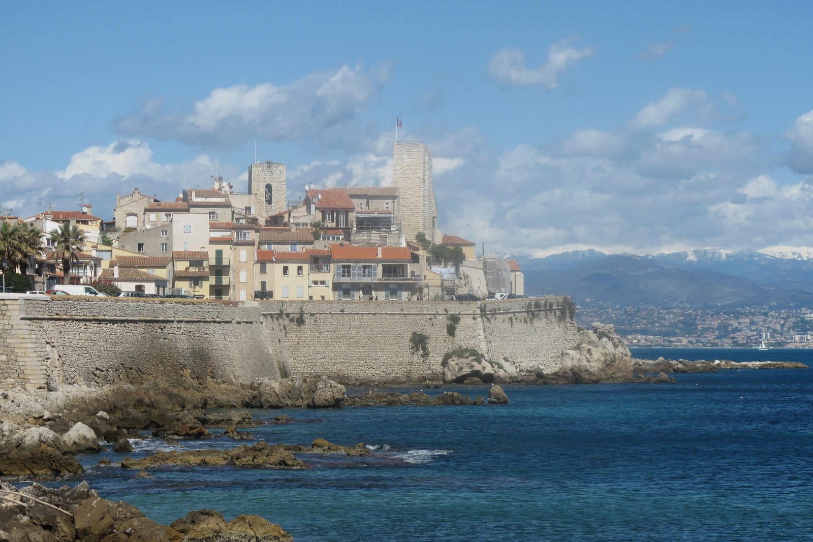 Les remparts et la vieille ville d'Antibes au bord de la mer