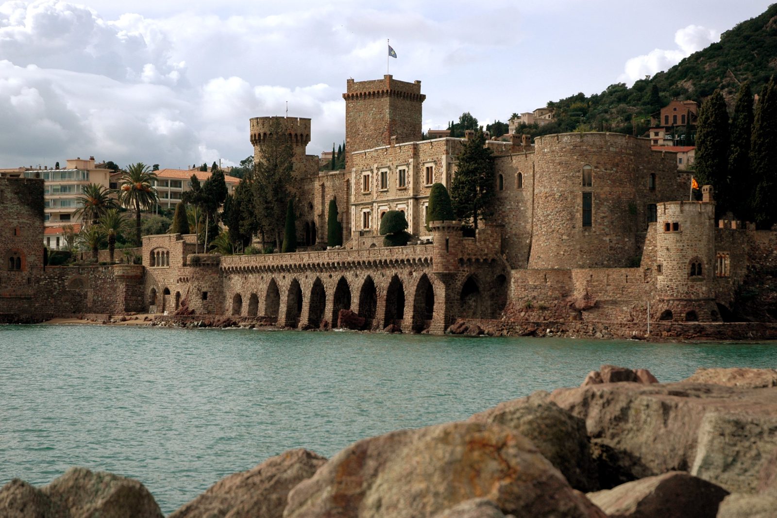 Le château de la Napoule au bord de la mer, à Mandelieu-la-Napoule