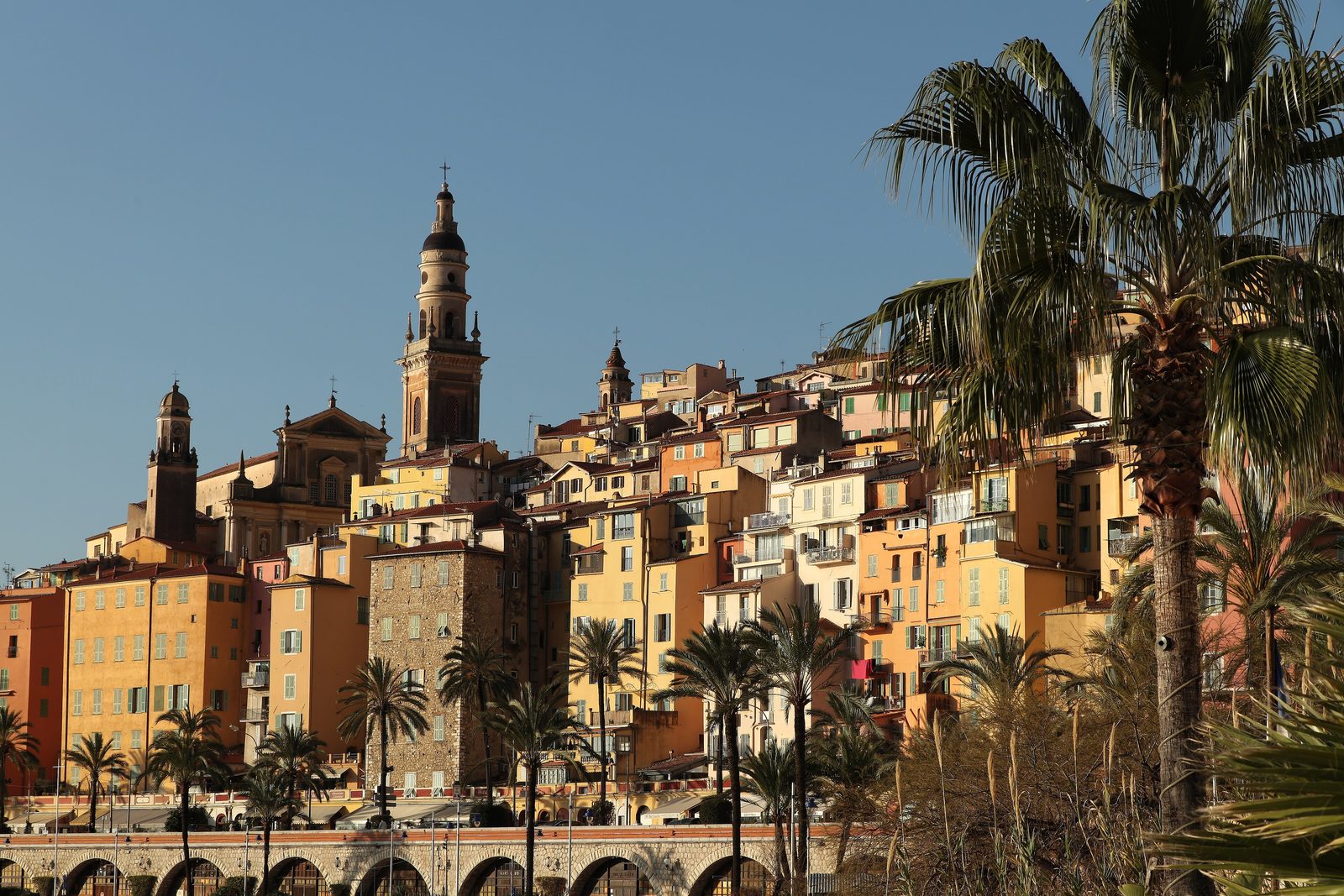 Les façades colorées de la vieille ville de Menton