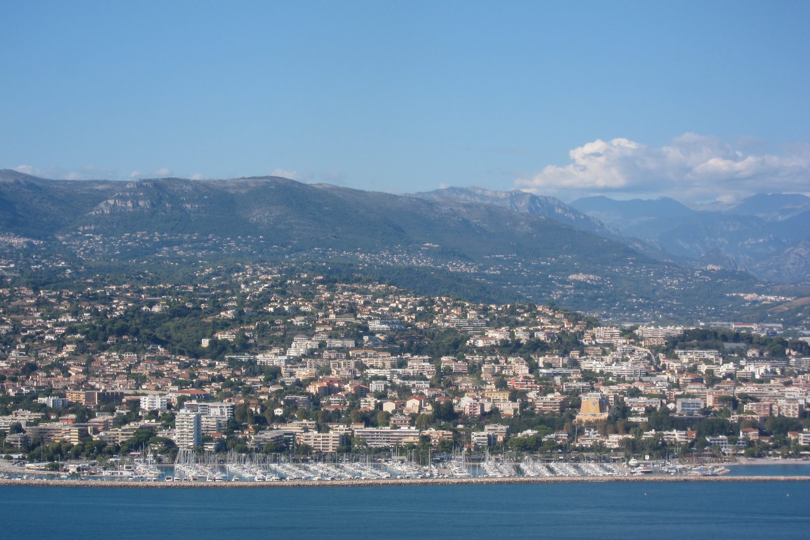 Saint-Laurent-du-Var et son port, vus de la mer