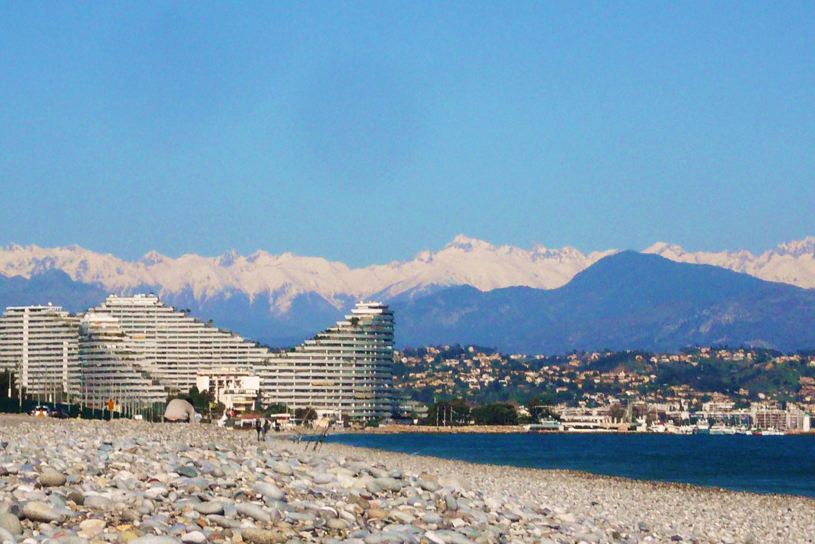 La Marina Baie des Anges à Villeneuve-Loubet, devant les Alpes enneigées